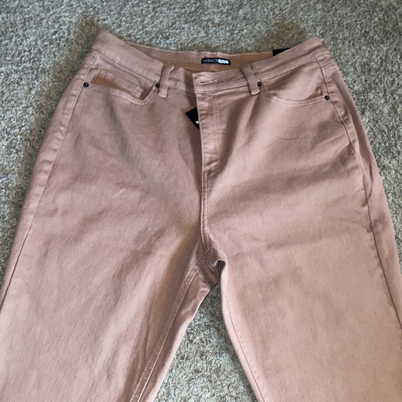 Fashion Nova mom jeans - Picture 4 of 5